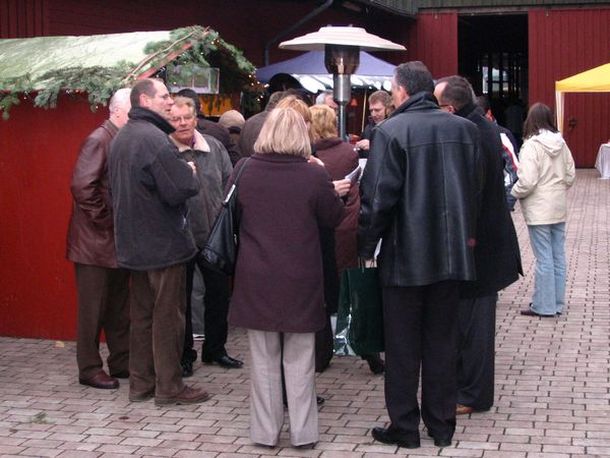 Winterfest 2008 auf dem Weidenhof: Bürgermeister Krätschmer (3.v.links) im Gespräch mit dem 1. Vorsitzenden der Weinfreunde, Gerhard Seitz (2.v.links)